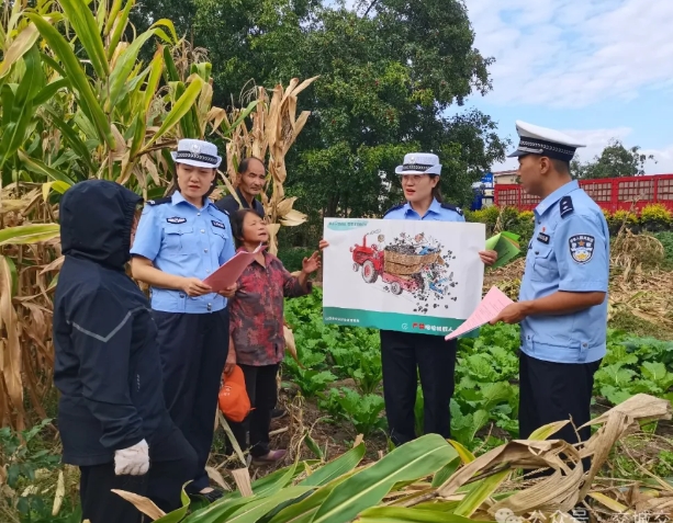 吕梁交城交警：秋收时节“警”相随  田间地头“话”安全