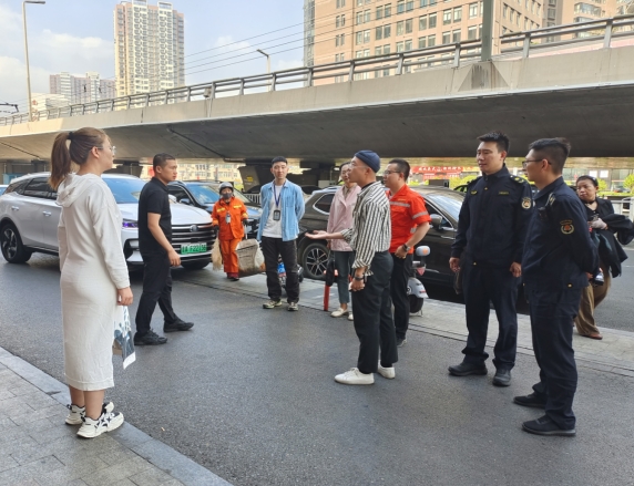 太原小店环卫：清理道路油污为城市“洁面”