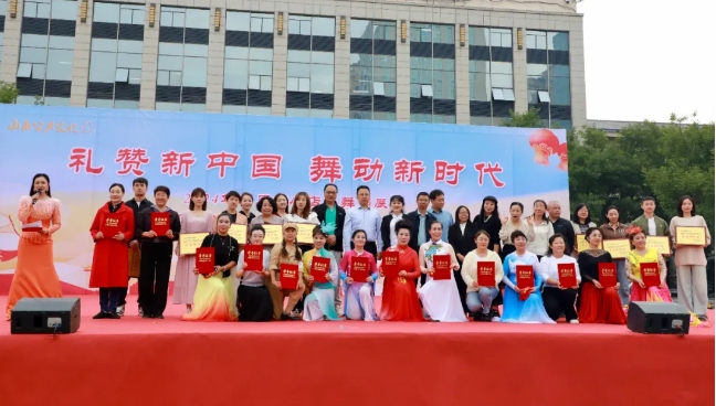 太原小店区举办庆祝中华人民共和国成立75周年舞蹈展演