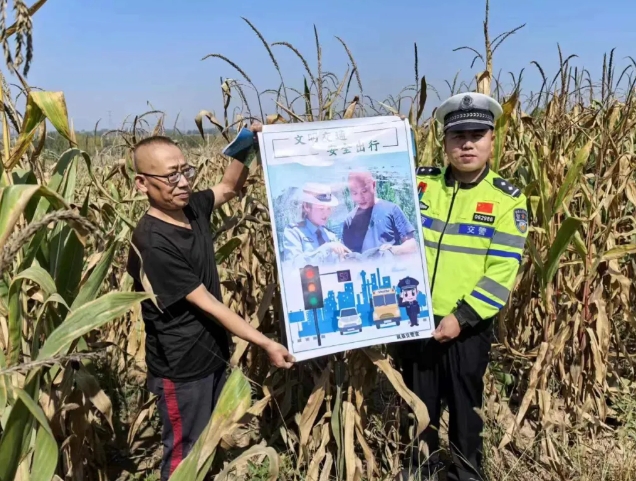 秋收农忙  吕梁岚县交警打响“护农”交通安全宣传战