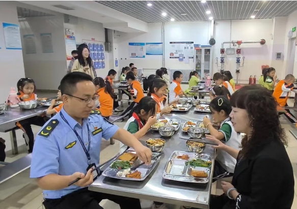 太原尖草坪区市场监督管理局：“执法人员+校长”双陪餐  为校园食品安全加把锁