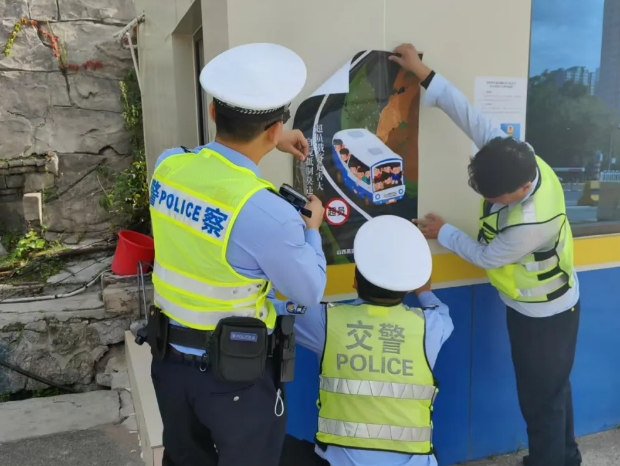 山西高速交警一支队八大队联合吕梁综合行政执法大队开展国庆假期道路交通安全宣传活动