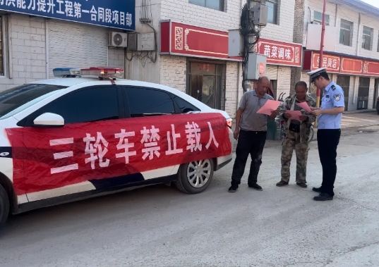 吕梁石楼交警：利用宣传车走进农村开展交通安全宣传活动