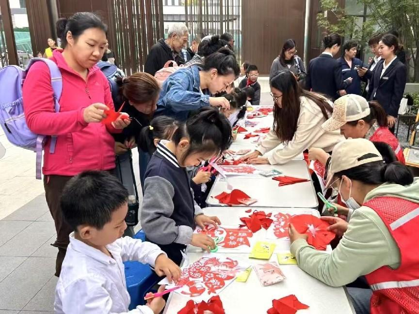 太原万柏林区小井峪街道开展“童心剪纸迎国庆  非遗传承爱国情”迎国庆活动
