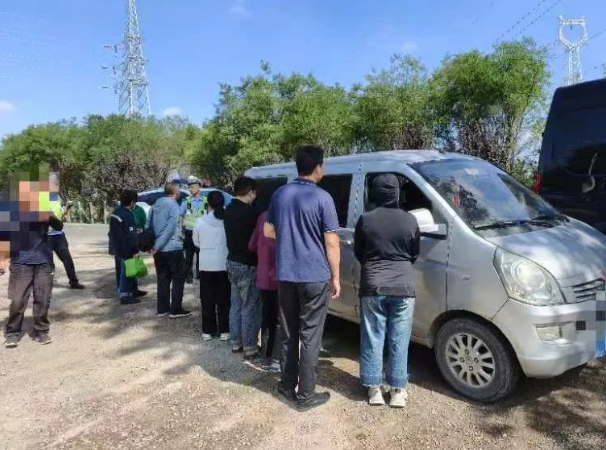 长治壶关交警：面包车超员危害大！一面包车图省事超员上路被查！