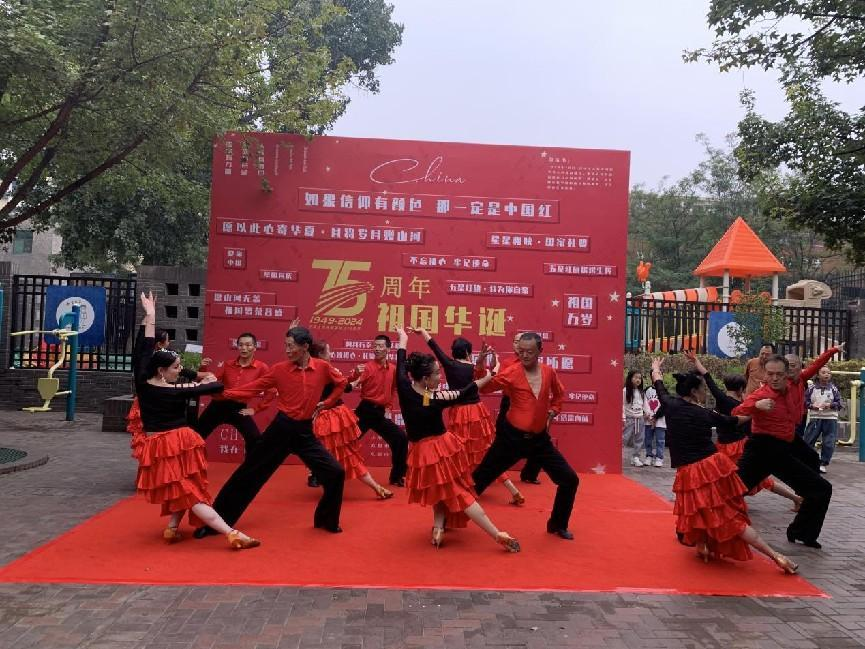 太原万柏林区十二院城社区：奏响盛世华章  共庆祖国75华诞