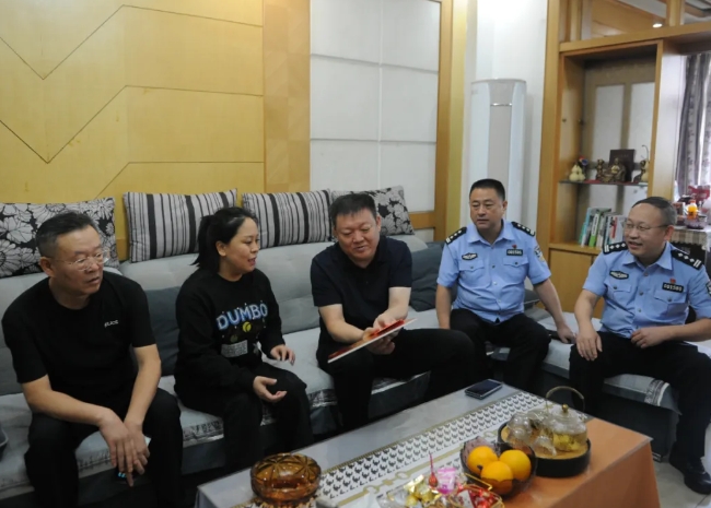 节前慰问显真情  浓浓关怀暖警心——临汾市公安局直属分局开展国庆节、烈士纪念日走