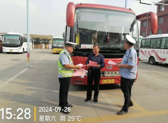 国庆前夕，临汾公安交警支队走进辖区客货运企业开展交通安全教育暨三个“十小事”宣传