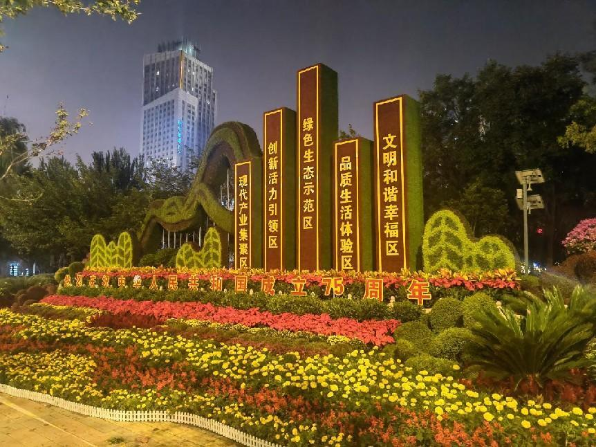 太原万柏林区城管局：鲜花国旗扮靓城市容颜　精细管理营造国庆氛围