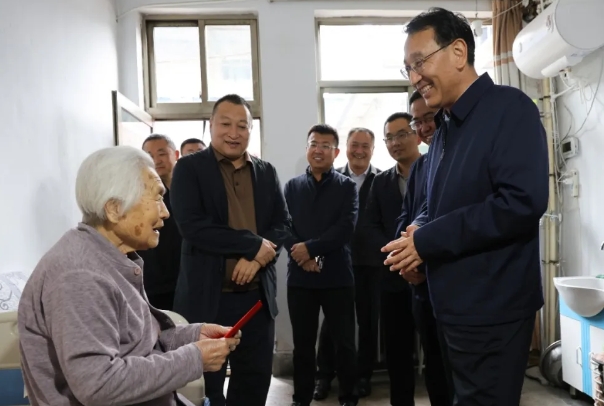 吕梁临县县委书记范亮珍走访慰问建国前老党员
