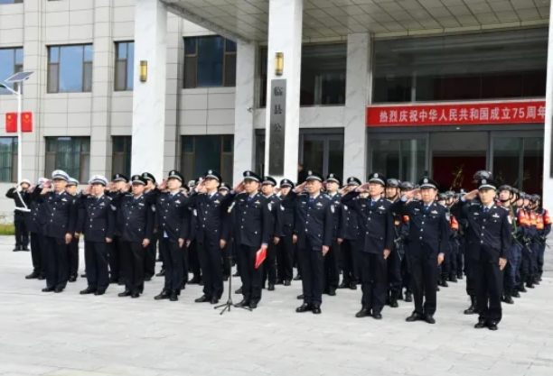 擎旗奋进，祝福祖国！吕梁临县公安举行“迎国庆”升国旗仪式