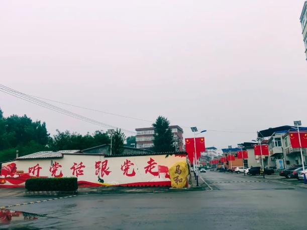 晋中灵石县静升镇马和村：红旗飘扬喜迎国庆  共绘节日绚丽画卷