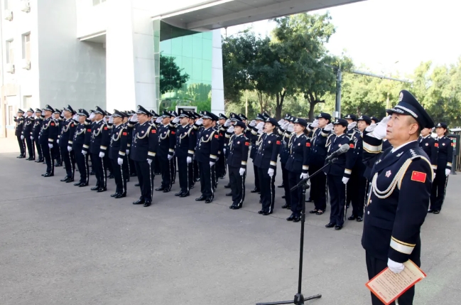 临汾市公安局交警支队举行庆祝中华人民共和国成立75周年升国旗仪式