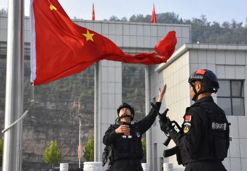 临汾大宁县公安局隆重举行庆祝中华人民共和国成立75周年升国旗仪式