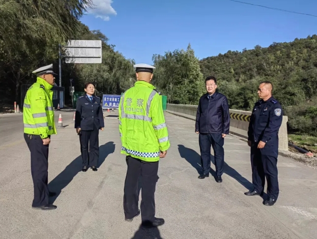 吕梁交口：王虎兵同志深入道路一线检查国庆假期交通安全管理工作