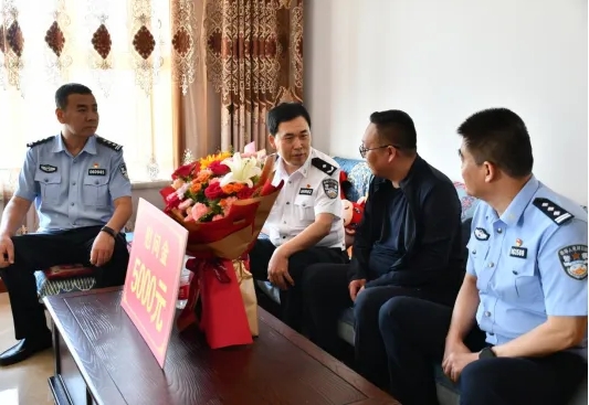 吕梁临县公安局开展建国75周年走访慰问因公牺牲民警家属和老党员老干部活动