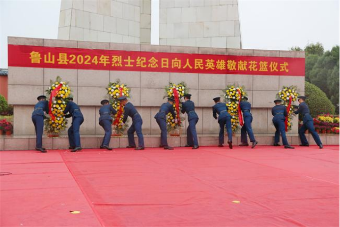 河南省鲁山县法院组织干警参加烈士纪念日公祭活动