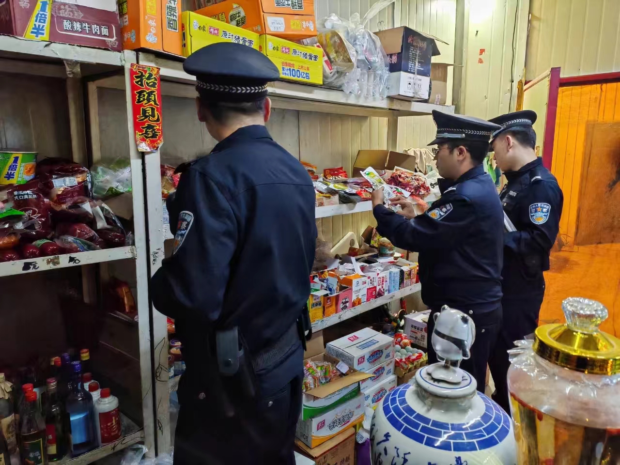 朔州市公安局新开分局：红蓝闪耀迎国庆  忠诚守护保平安