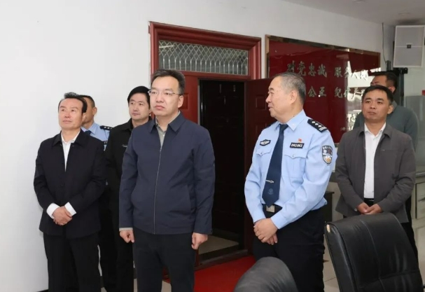 长治沁县县委书记司慧军调度指导国庆安保维稳工作看望慰问一线执勤民辅警