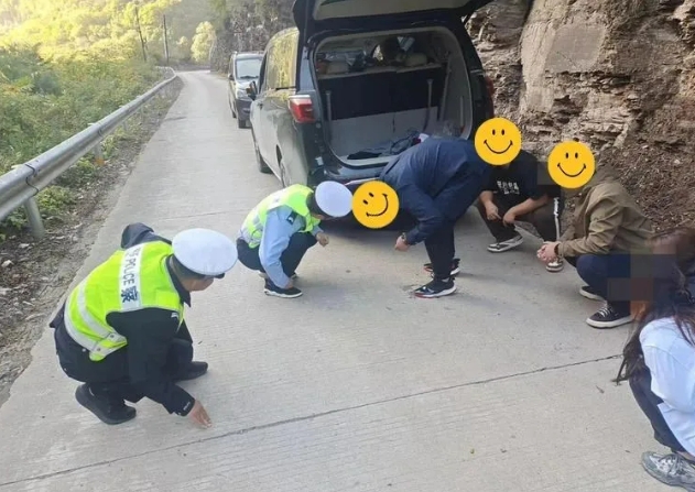 游客车辆爆胎  长治壶关交警暖心“救助”