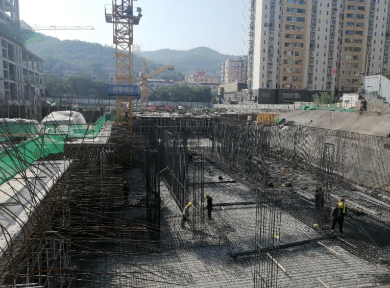 晋中灵石：坚守重点项目一线  用劳动向国庆献礼
