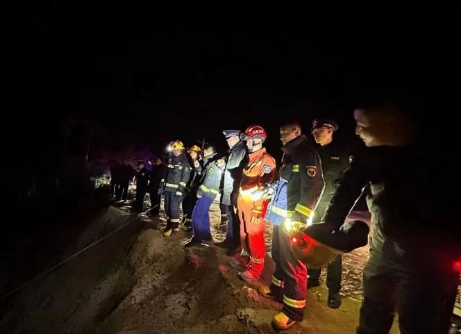 太原娄烦：少年爬山游玩掉深坑  多警种联合搜救成功