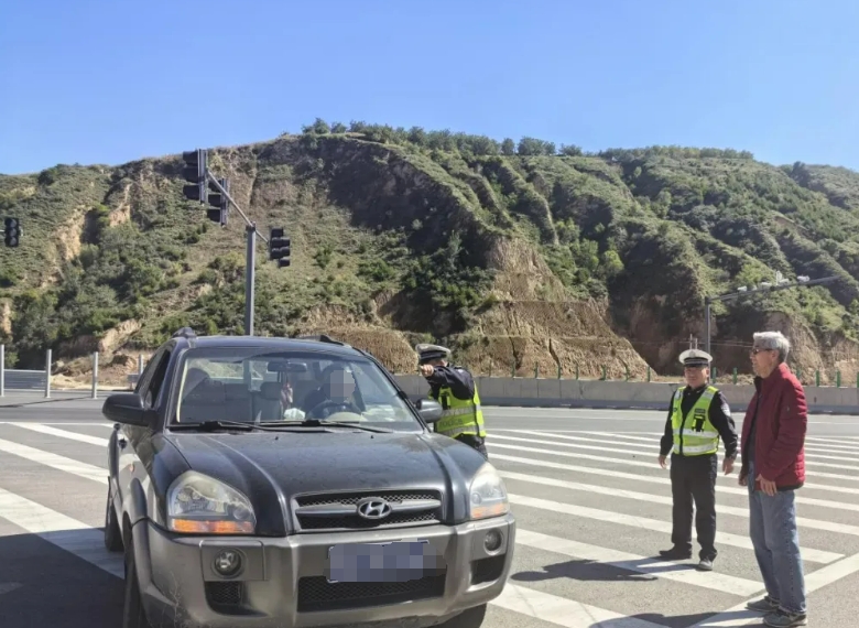 吕梁市公安局交通警察支队国道209大队——六旬老人开车迷路 值班民警暖心帮忙
