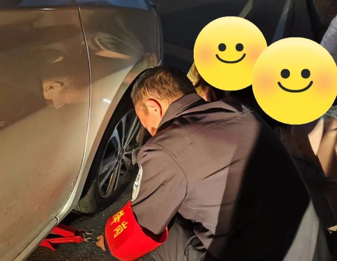 长治平顺：民警相助换轮胎  温暖守护在身边