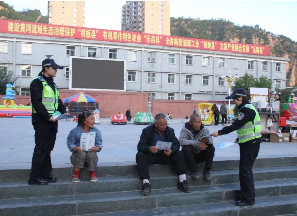 临汾永和公安交警守护“一老一小”国庆期间进广场 共话交安“零”距离