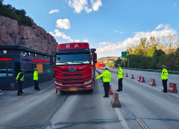 太原娄烦公安交警坚守岗位  护航国庆道路平安畅通