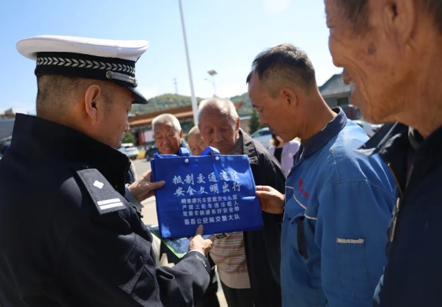 吕梁临县交警国庆假期开展“美丽乡村行”宣传活动