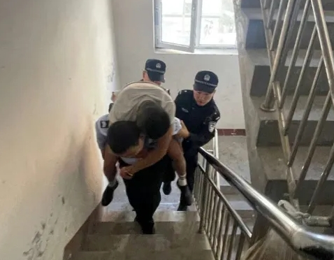 吕梁临县：有情更有“警” 男子酒后醉卧路边  民警暖心救助回家