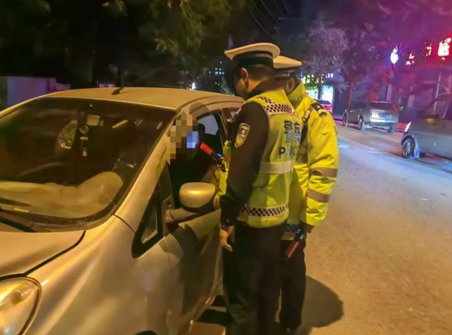 吕梁交口交警倾全力守护路畅人安 