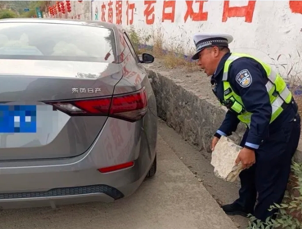 旅游车辆掉路沟  长治平顺交警急“搭手”