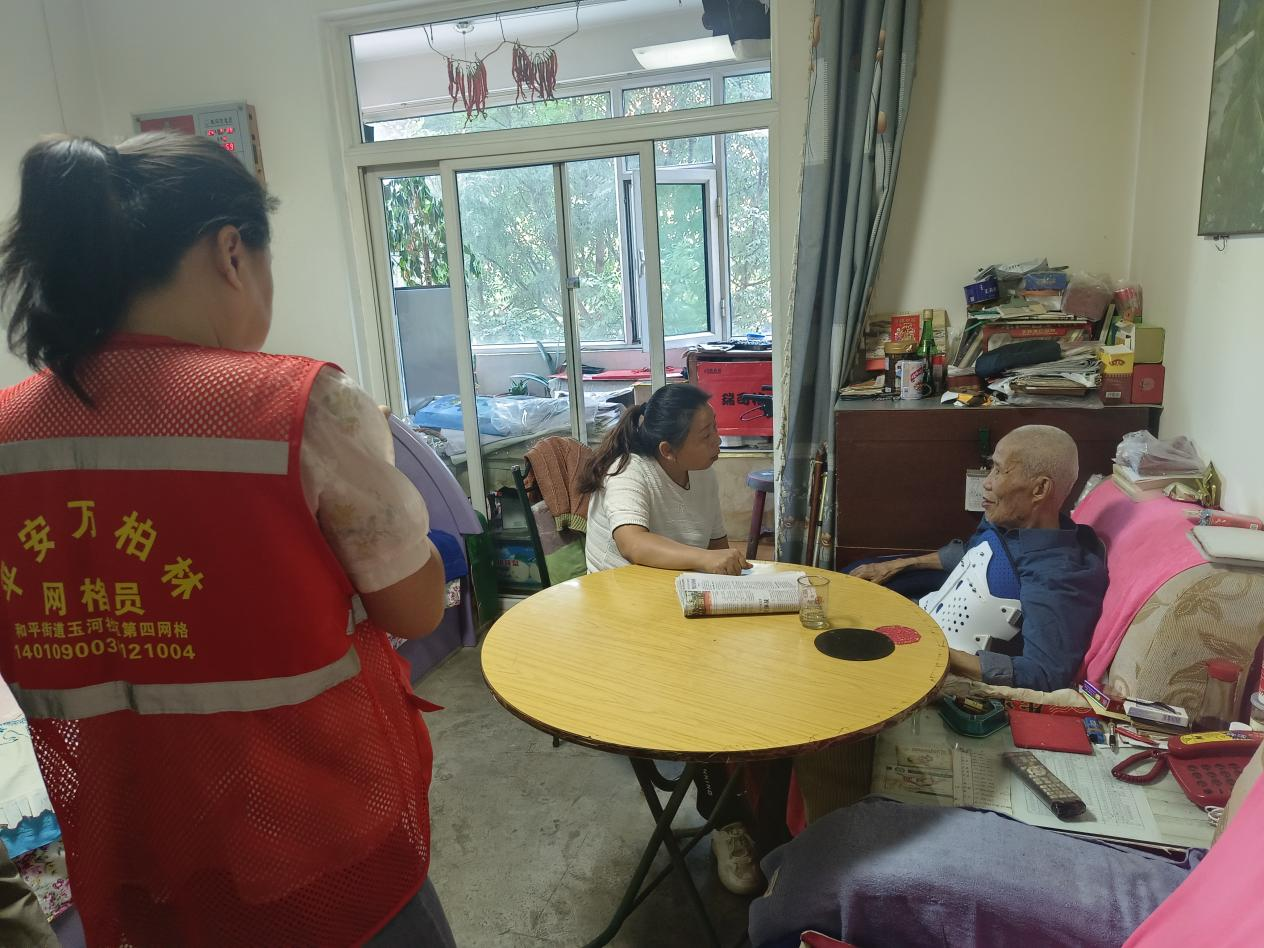 太原万柏林区和平街道：网格员入户关爱老人，送报纸传递温暖