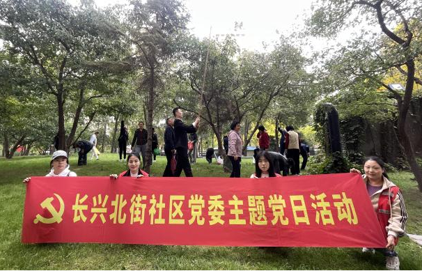 红果飘香党旗红  金秋重阳硕果丰——太原万柏林区长兴北街社区党委重阳节采摘主题党