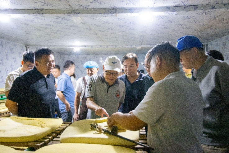 富士康郑州科技园考察团走进郑州航空港区洧川镇开展调研座谈活动712.png