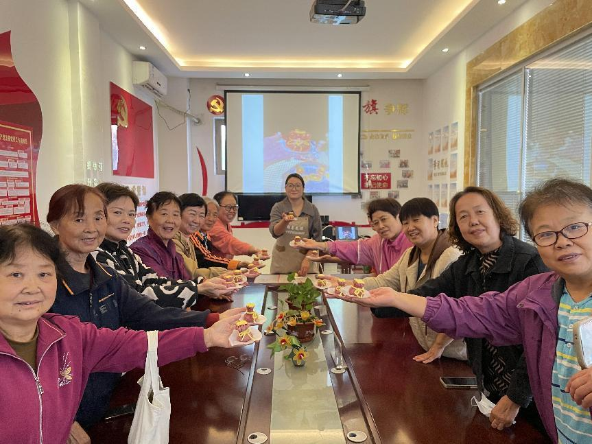 太原万柏林区小井峪街道：巧手做花馍  重阳送福袋