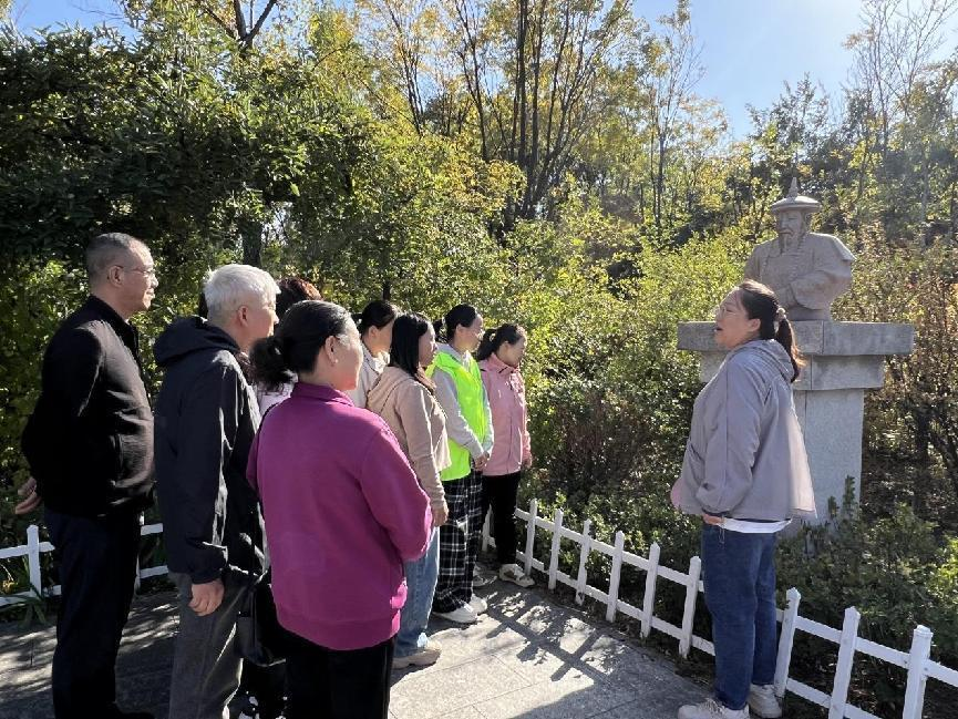 太原万柏林区长风西街街道：重阳登高沐清风  参观廉园淬党性
