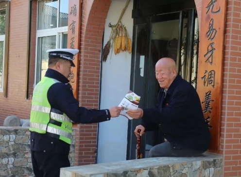 临汾公安交警走进辖区农村开展秋季交通安全宣传教育活动