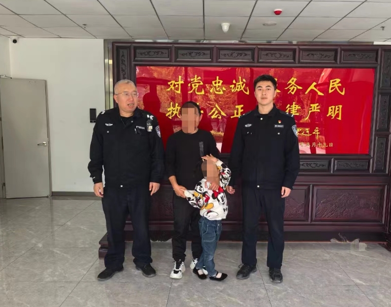 太原尖草坪：乖巧女童走亲戚迷路  热心民警暖心救助