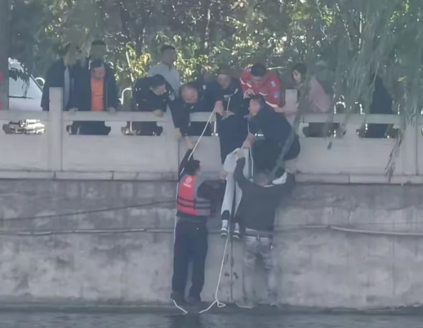 惊险！女子跳河轻生，民警紧急救援