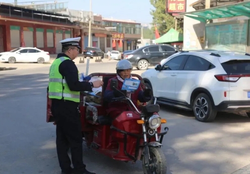  守护秋收平安路 ——临汾公安交警走进辖区农村开展秋季交通安全宣传暨三个“十小事