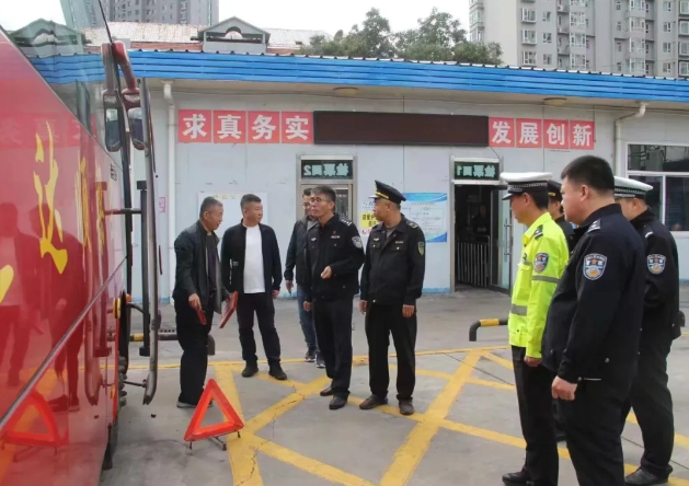 吕梁柳林交警大队联合交通局深入“两客一危”企业开展交通安全检查及宣传教育