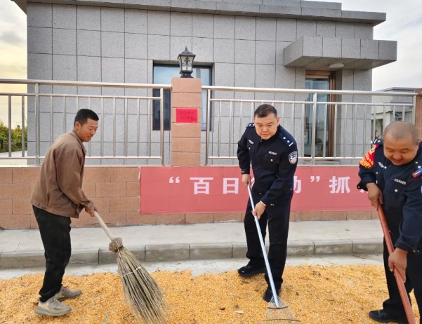 朔州应县：金秋时节好风“警” ，警务室门口来晒粮