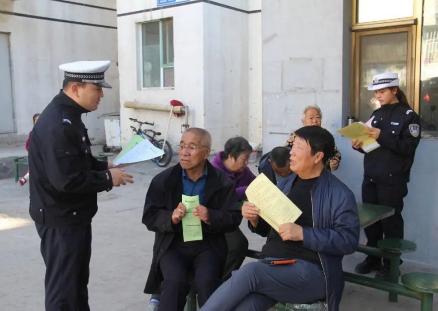 吕梁柳林：交警宣传进社区  出行安全“驻”民心