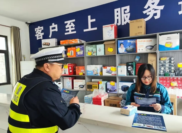 交安宣传不间断——临汾蒲县公安局交警大队民辅警进加气站开展警示宣传