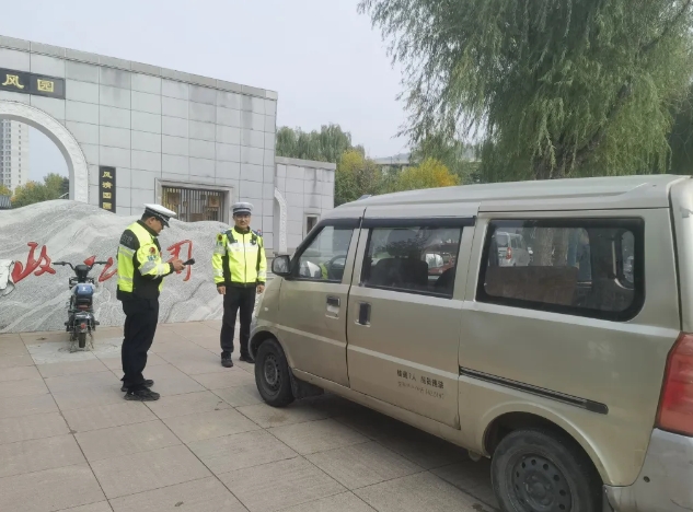 临汾蒲县公安交警持续开展城区道路车辆乱停乱放整治