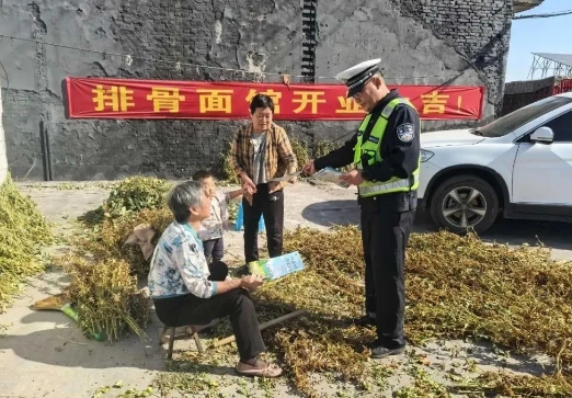  临汾公安交警走进辖区农村开展秋季交安宣传暨三个“十小事”宣传活动