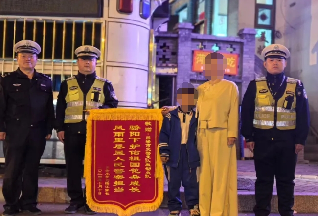 吕梁交警：“护学岗”显担当底色  锦旗致谢传递真情